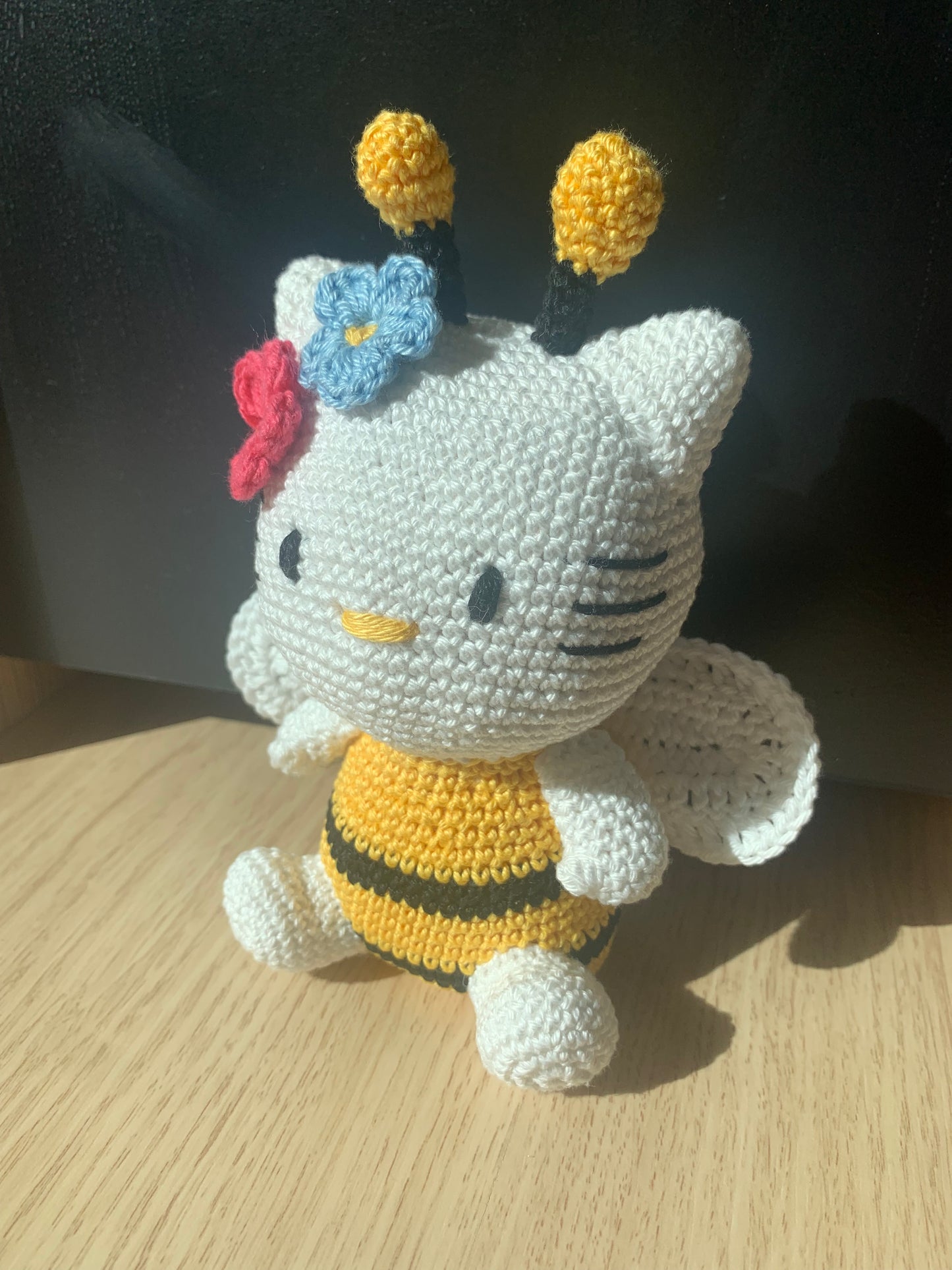 Hello Kitty façon Abeille au crochet !